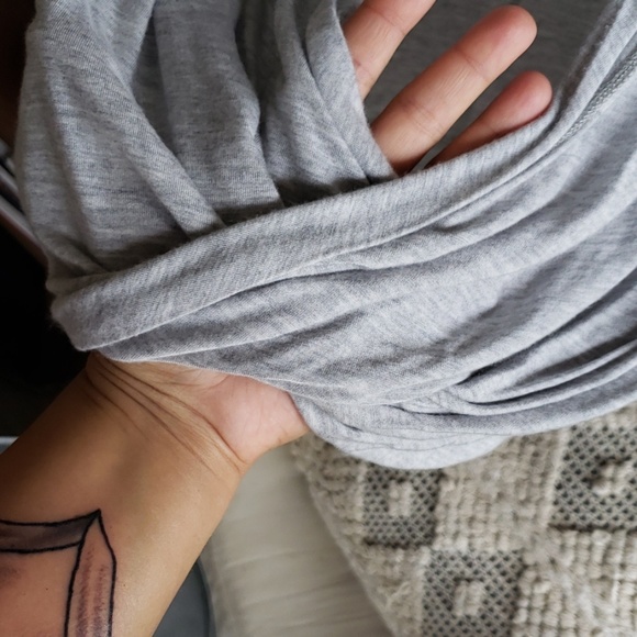 gray crisscross longsleeve - Picture 3 of 4